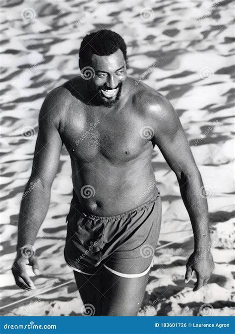 Wilt Chamberlain Gioca A Pallavolo Sulla Spiaggia Di Santa Monica