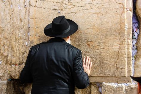 Premium Photo Unknowns People Praying Front The Western Wall At The