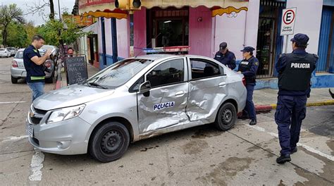 Patrullero que trasladaba un hombre grave al hospital chocó en cruce