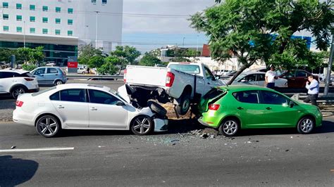 Aparatoso Accidente Sobre Bernardo Quintana Quer Taro