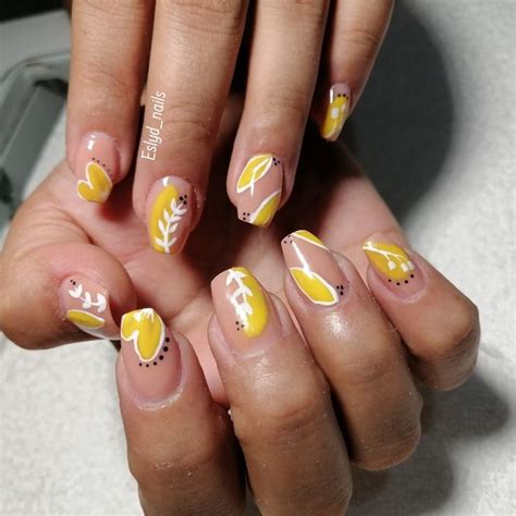 Diseño De Uñas en Amarillo Y Nude IDEAS E IMÁGENES