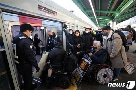 휴전 끝났다전장연 새해 출근길 시위 재개 예고 네이트 뉴스