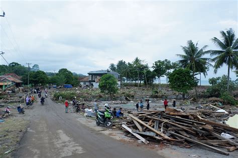 HIPMI LAMPUNG PEDULI KORBAN TSUNAMI PESISIR LAMPUNG SELATAN DUNIAINDRA