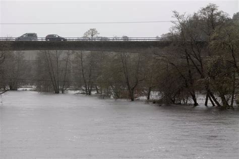 El río Ladra se desborda en Begonte Lugo y deja inundaciones que