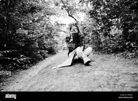 Portrait Von Eine Attraktive Blonde M Dchen Mit Einer Karte In Den Wald Sitzen Und Fotos Machen