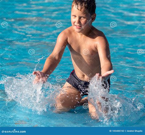 Le Gar On Nage Avec Une Claboussure Dans Le Parc Aquatique Photo Stock