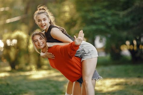 Les Filles Passent Du Temps Dans Un Parc D T Photo Gratuite