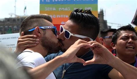 México la comunidad gay pide respeto a la diversidad sexual frente a la Catedral NODAL