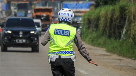 Fortuner Penerobos Lampu Merah Di Rawamangun Pakai Pelat Dinas Polisi