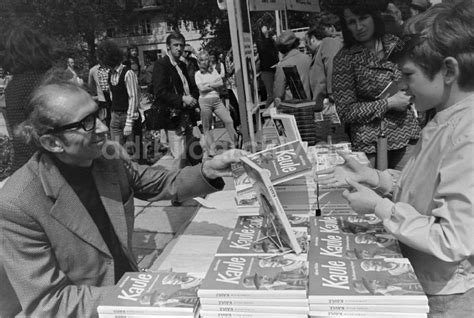 Ddr Bildarchiv Erfurt Schriftstellerbasar Auf Dem Gel Nde Der Iga Im