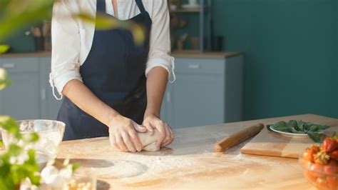 Chef Profesional Amasa La Masa Para Hornear En Una Mesa De Cocina De