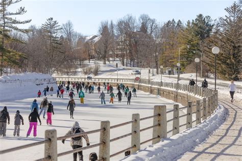 A Fost Redeschis Cel Mai Mare Patinoar Natural Din Lume