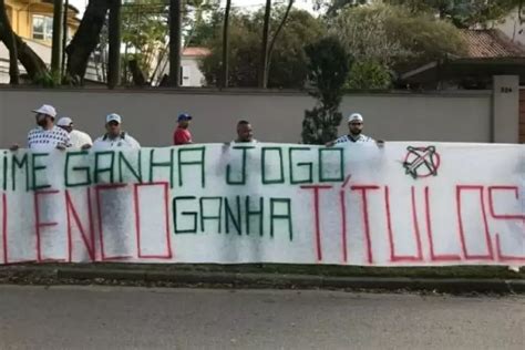 Organizada Do Palmeiras Protesta Na Porta Da Crefisa E Cobra Leila Por