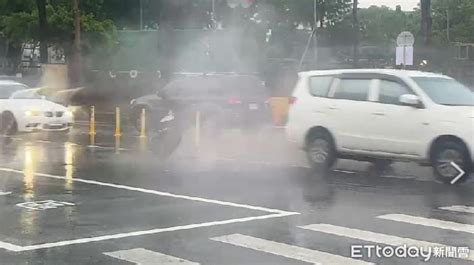 快訊／暴雨炸高雄！好市多前「人孔蓋冒煙」 下秒噴飛砸中汽車 Ettoday地方新聞 Ettoday新聞雲