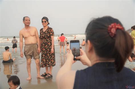 Nắng nóng gay gắt người dân đổ xô xuống biển Sầm Sơn giải nhiệt