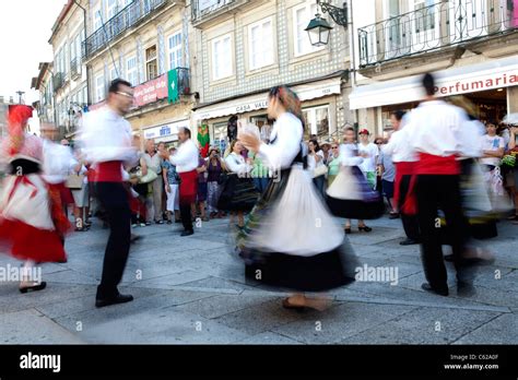 Danzas folclóricas portuguesas en Viana do Costelo Portugal Fotografía