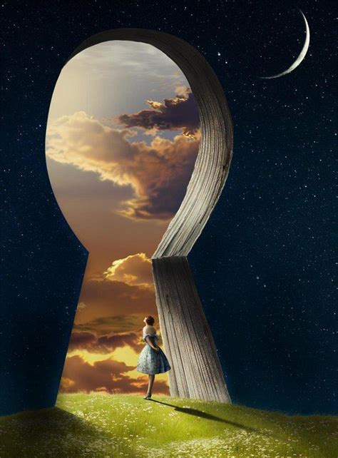 Фото Девушка смотрит в замочную скважину на облачное небо, художница ...