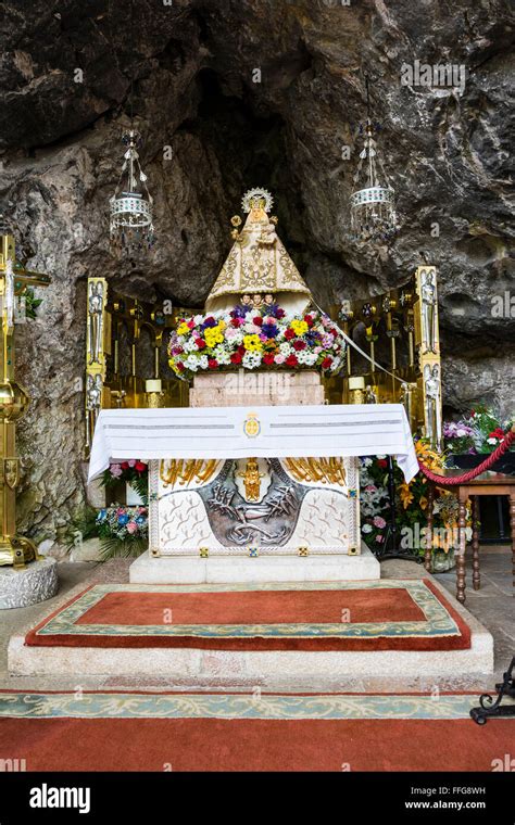 Virgen María La Santa Cueva de Covadonga Santa Cueva de Covadonga