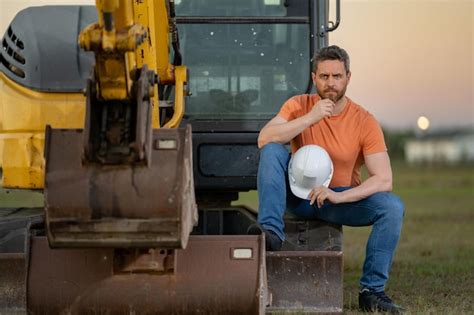 Trabajador De La Construcci N De Hombre Cauc Sico En Casco En El Sitio