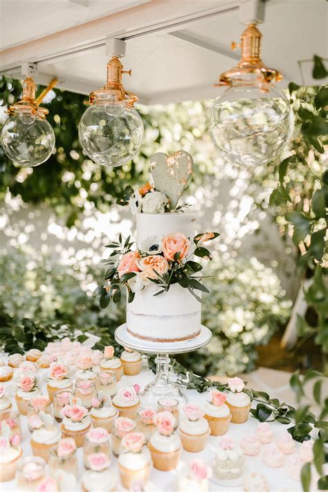 Semi Naked Ruze Cake House