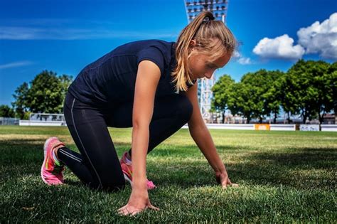 Femme Blonde En Tenue De Sport Faisant Des Exercices Sur Le Stade