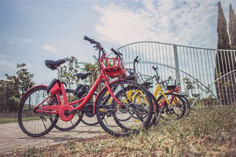 Bicicletas Paradas En Fila En Un Aparcamiento De Alquiler Imagen De