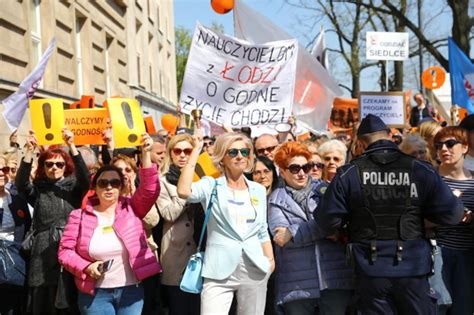 Warszawa Przed MEN Protestowali Nauczyciele Epoch Times Polska