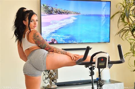 Thick Milf Payton Preslee Masturbates After An Intense Workout Photos