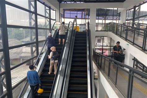 Foto Eskalator Rusak Pengguna KRL Usul Bikin Tangga Di Skybridge