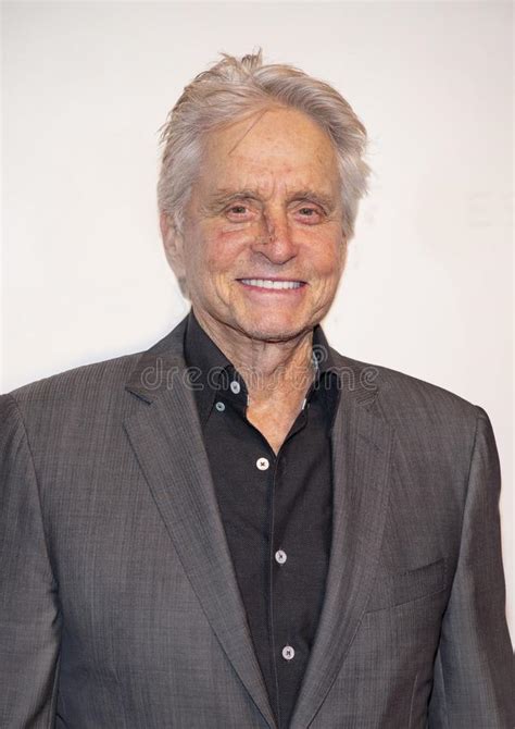 Michael Douglas En La Premier De Ella Toma Un Loco Foto De Archivo