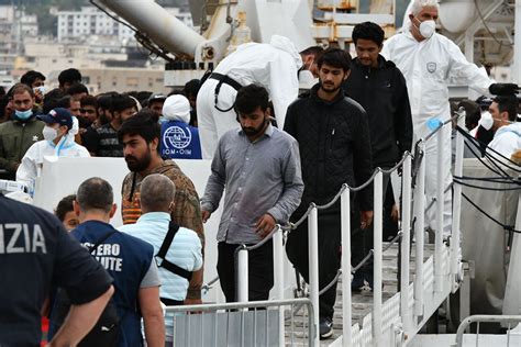 Migranti In 200 Approdati A Messina Con Una Nave Della Guardia