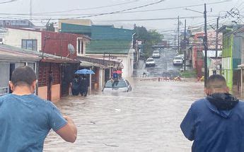 Rescatan nueve personas afectadas por inundación en Desamparados