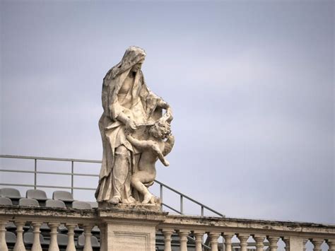 Premium Photo Saint Peter Basilica Rome Detail Of Statue On Columns Roof