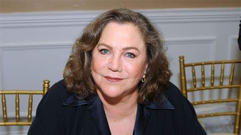 Kathleen Turner discusses Trump's 'gross' handshake, Elizabeth Taylor's ...