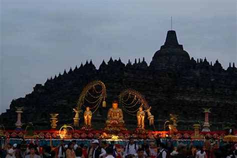 Agenda Acara Malam Waisak Di Candi Borobudur Tahun Hamzah Batik