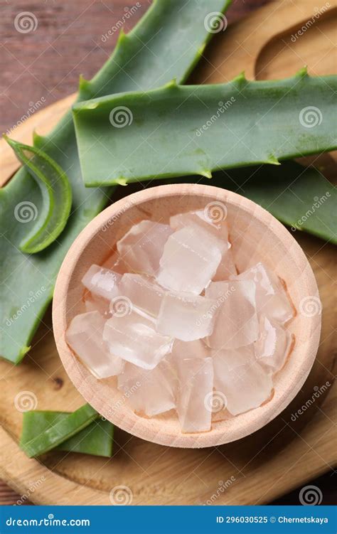 Gel De Aloé Vera E Fatias De Planta Sobre a Mesa Plana De Madeira