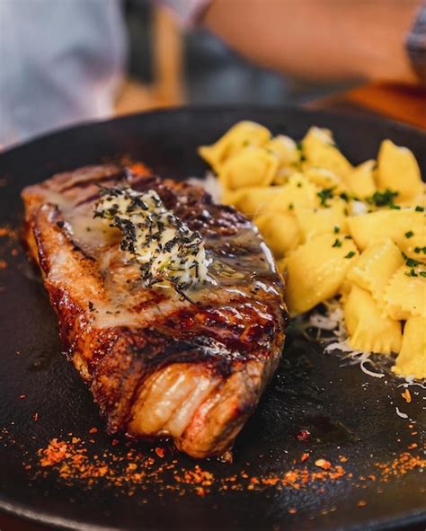 Un Plato De Comida Con Un Trozo De Carne Y Un Trozo De Queso Foto