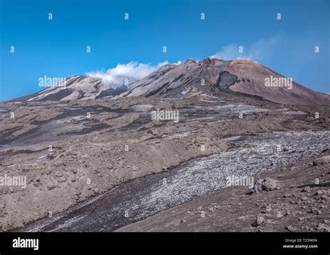 El Monte Etna Un Activo Estratovolc N En La Costa Este De Sicilia