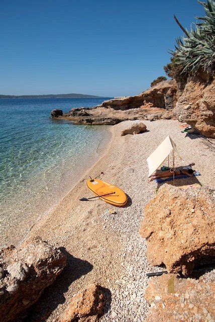 Gra Evinsko Zemlji Te Na Atraktivnoj Lokaciji S Pogledom Na More Otok