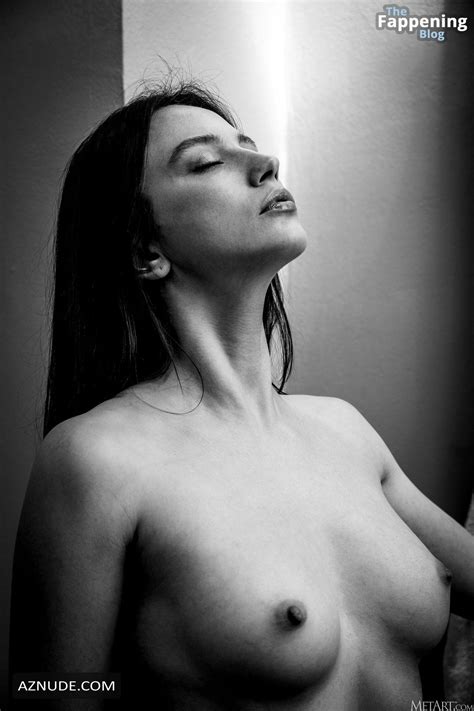 Isabella Fox Sexy And Nude Poses Her Lustful Butt Tits And Pussy In A Sensational Shower