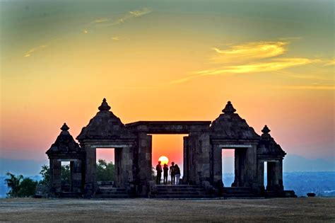 Feel amazing sunset at Ratu Boko Temple ~ Travelort