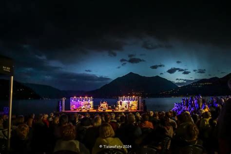 Il Trionfo Del Palco Galleggiante Sul Lago Di Como 10mila Spettatori