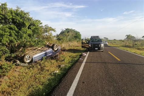 Conductor pierde el control y vuelca en la carretera Tizimín Río