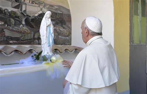 Pope Washes Feet Of Detainees At Holy Thursday Mass Zenit English