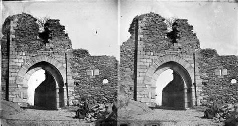 Porte dentrée en ruine du château de Najac Aveyron 8356571009