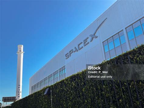 Spacex Headquarters And Sign Stock Photo - Download Image Now ...