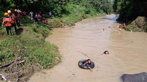 Pencarian Warga Karanganyar Yang Diduga Hanyut Di Sungai Cemoro Tim Sar