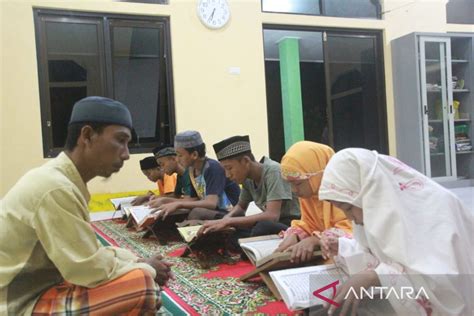 Gubernur Ridwan Djamaluddin Resmikan Listrik Pln Di Pulau Rengit Rasio