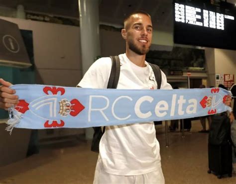 Oscar Mingueza Arrives In Vigo To Complete Move From Barcelona