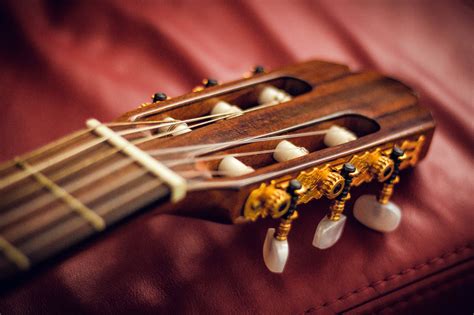 La madera en una guitarra flamenca Artes Escénicas Rebollar